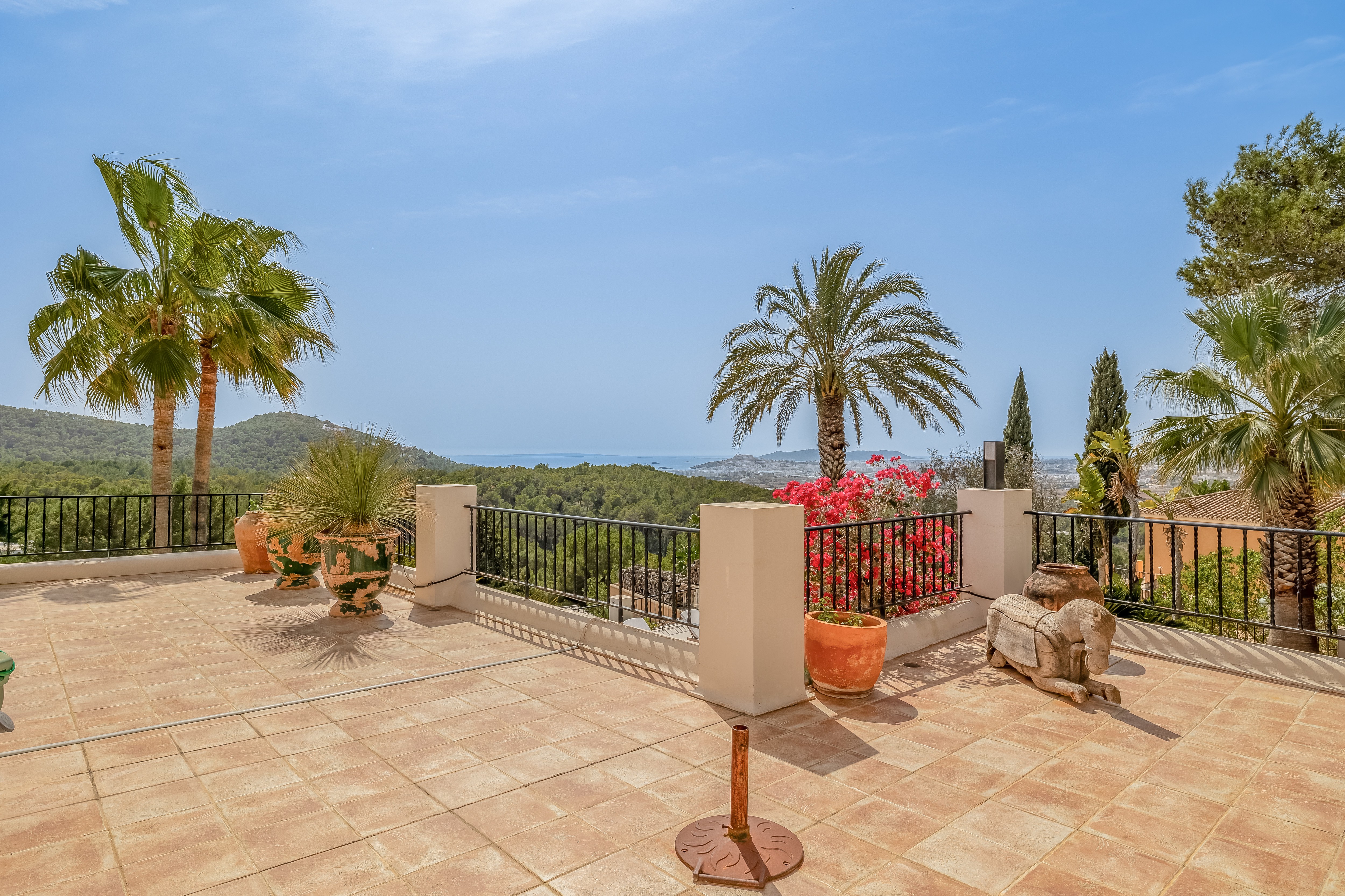 Elegante villa con hermosas vistas al mar en una urbanización - 15