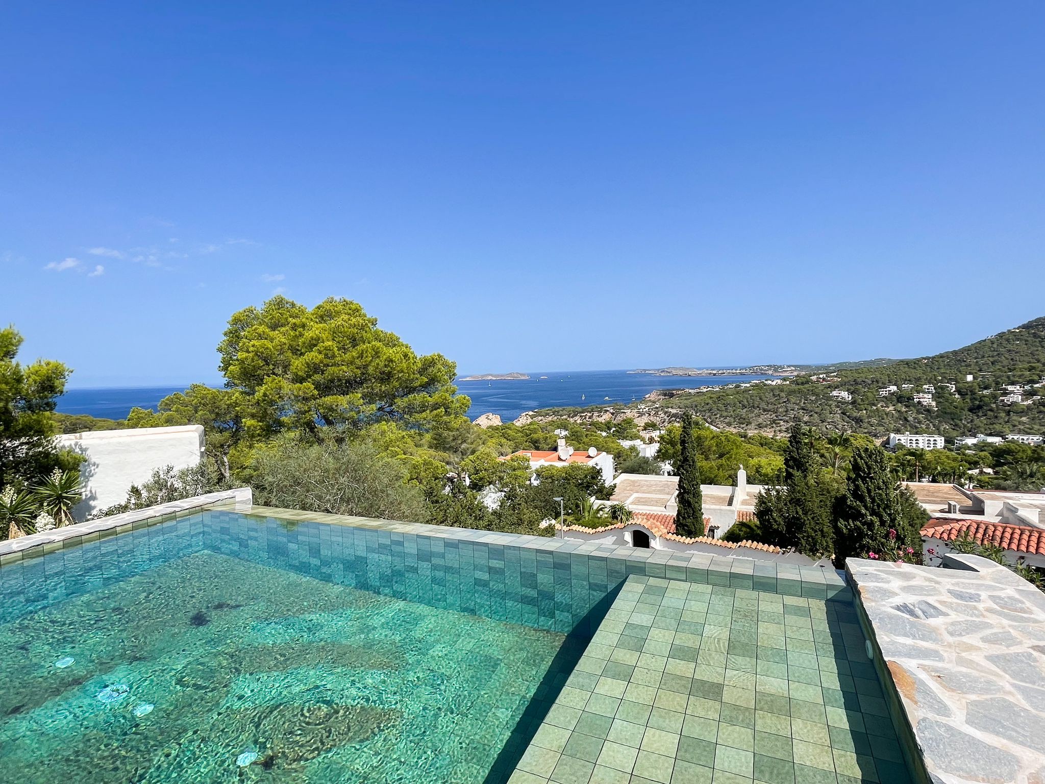 Villa renovada a estrenar con impresionantes vistas al mar - 1