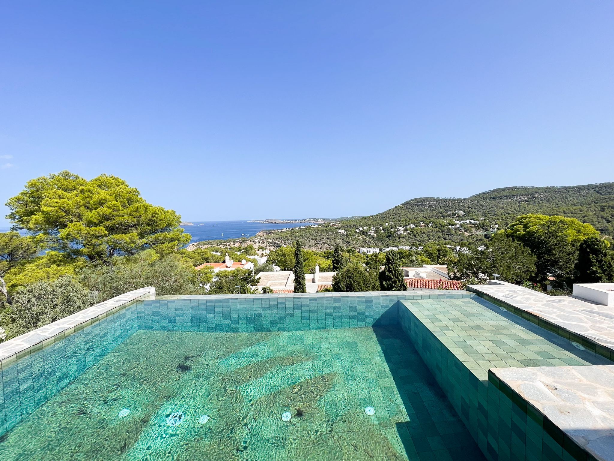 Villa renovada a estrenar con impresionantes vistas al mar - 3