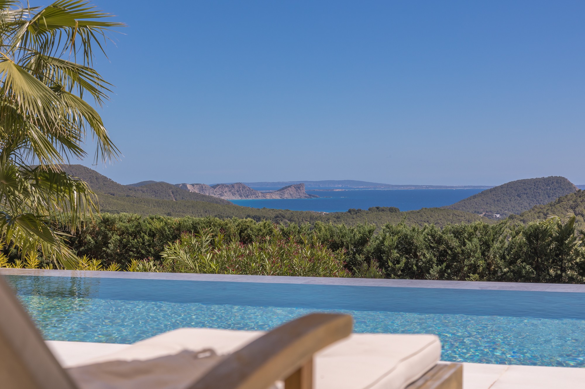 Moderna villa con bonito jardín y impressionantes vistas al mar - 4