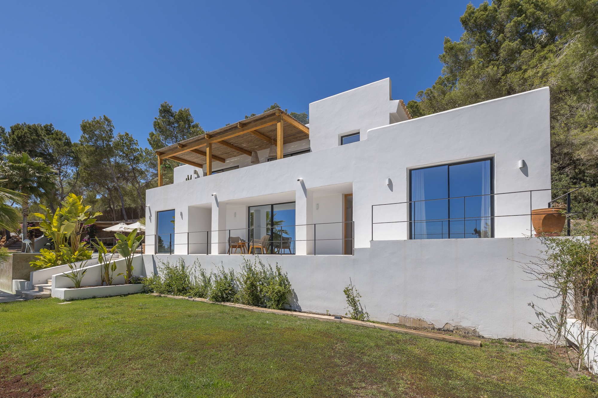 Moderna villa con bonito jardín y impressionantes vistas al mar - 38