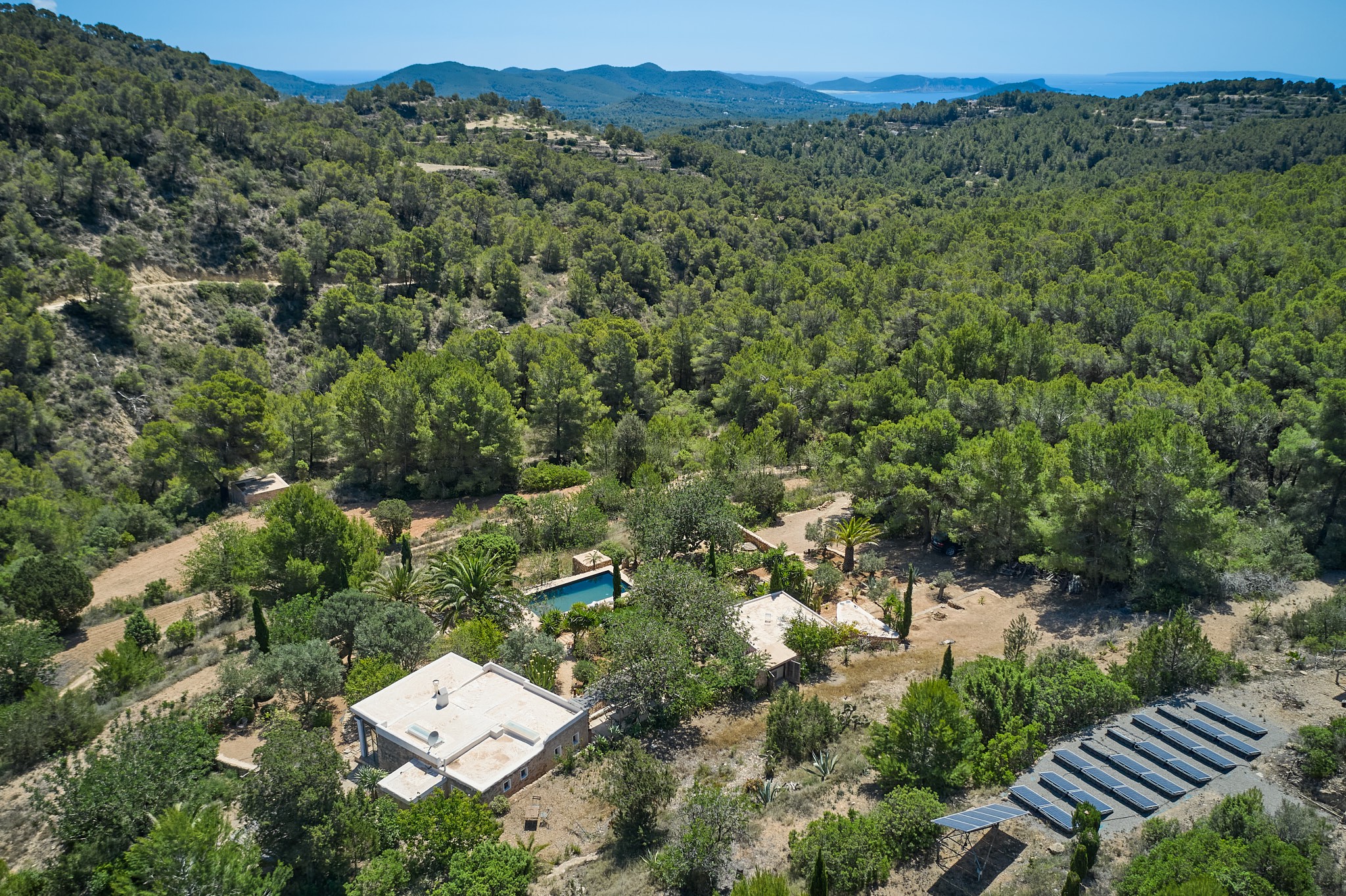 Finca romántica en la naturaleza con vistas panorámicas - 5