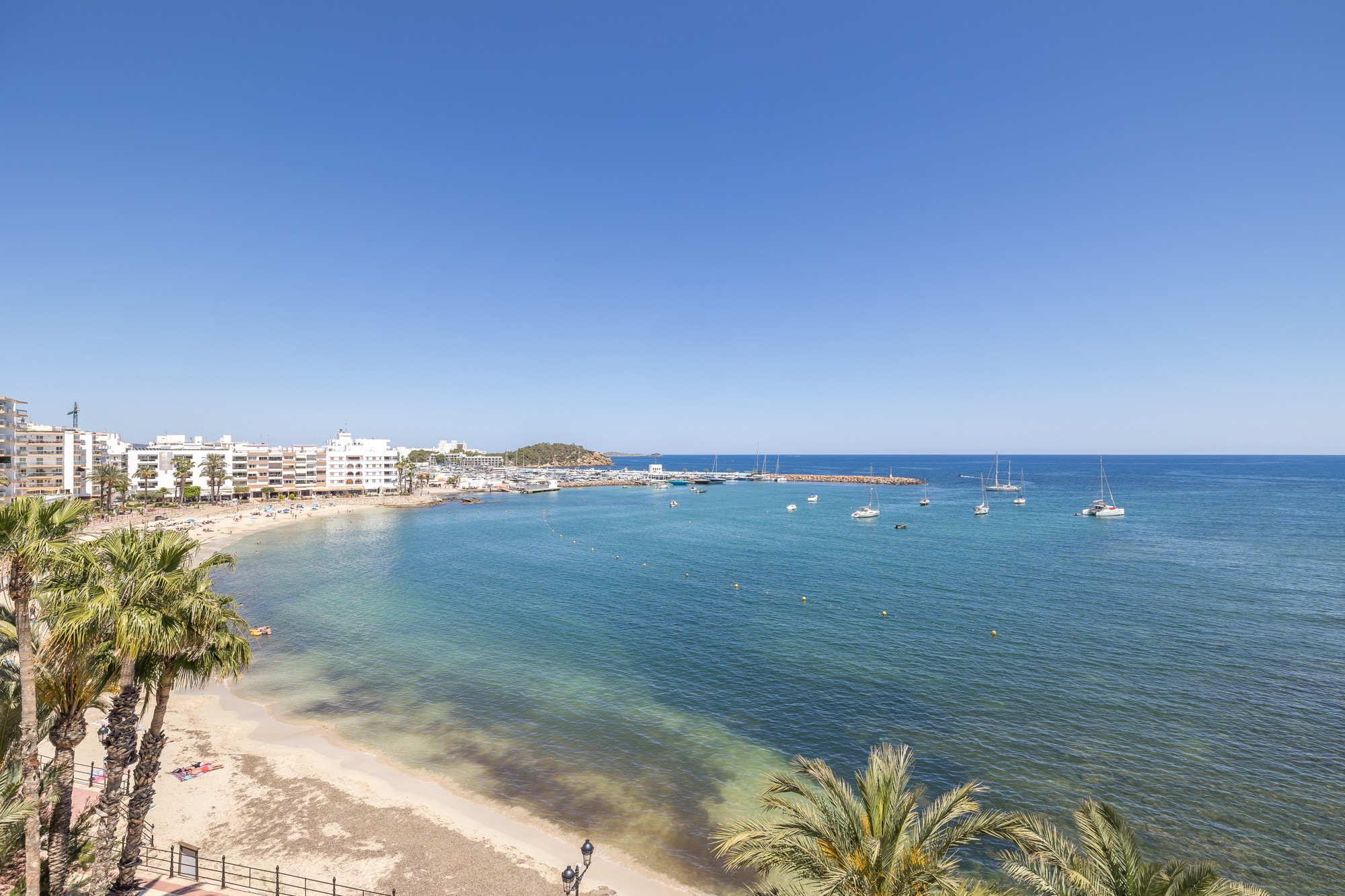 Ático en primera línea con vistas panorámicas - 13