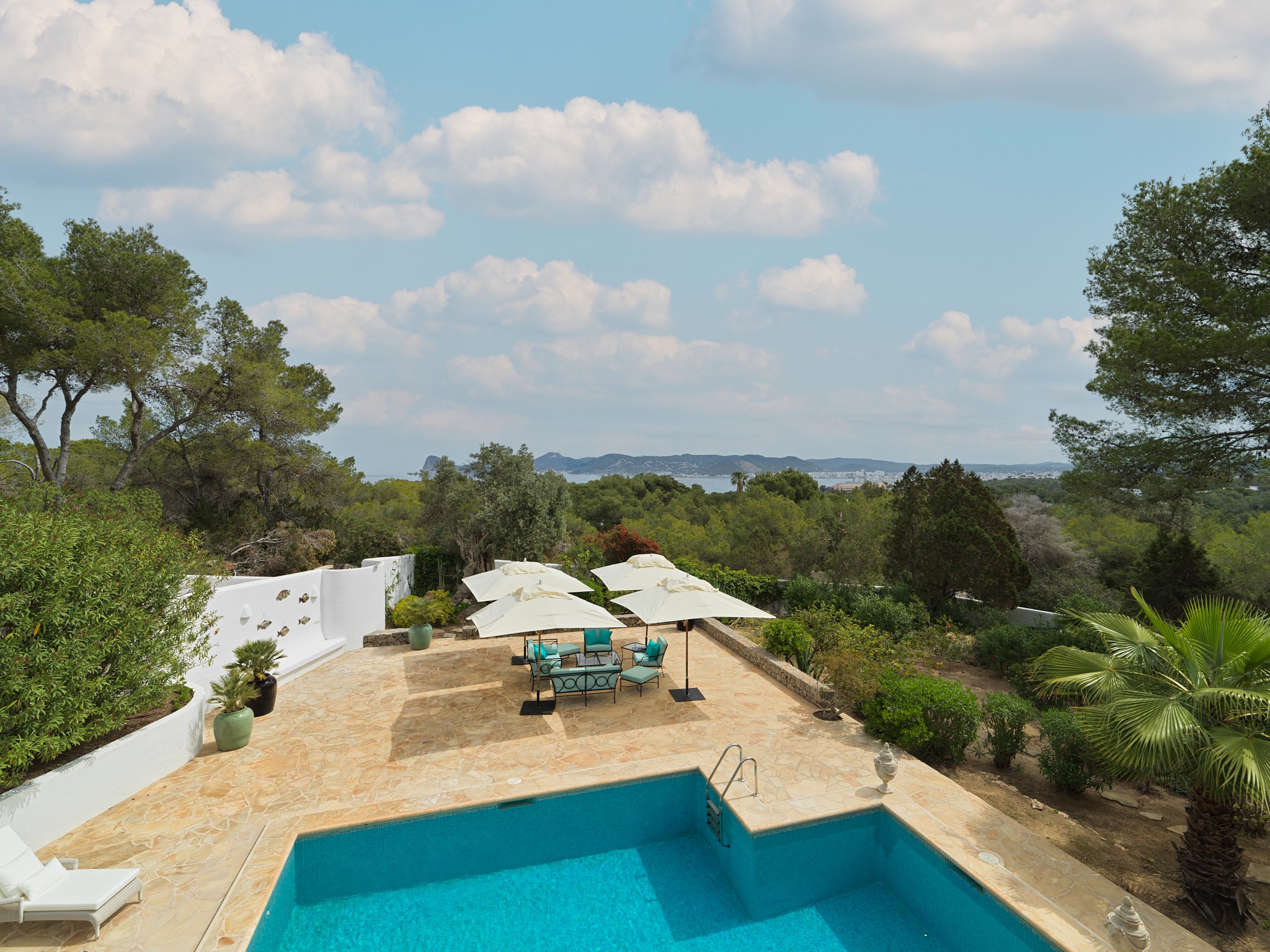 Casa de estilo finca tradicional con vistas al mar y jardín de ensueño - 2