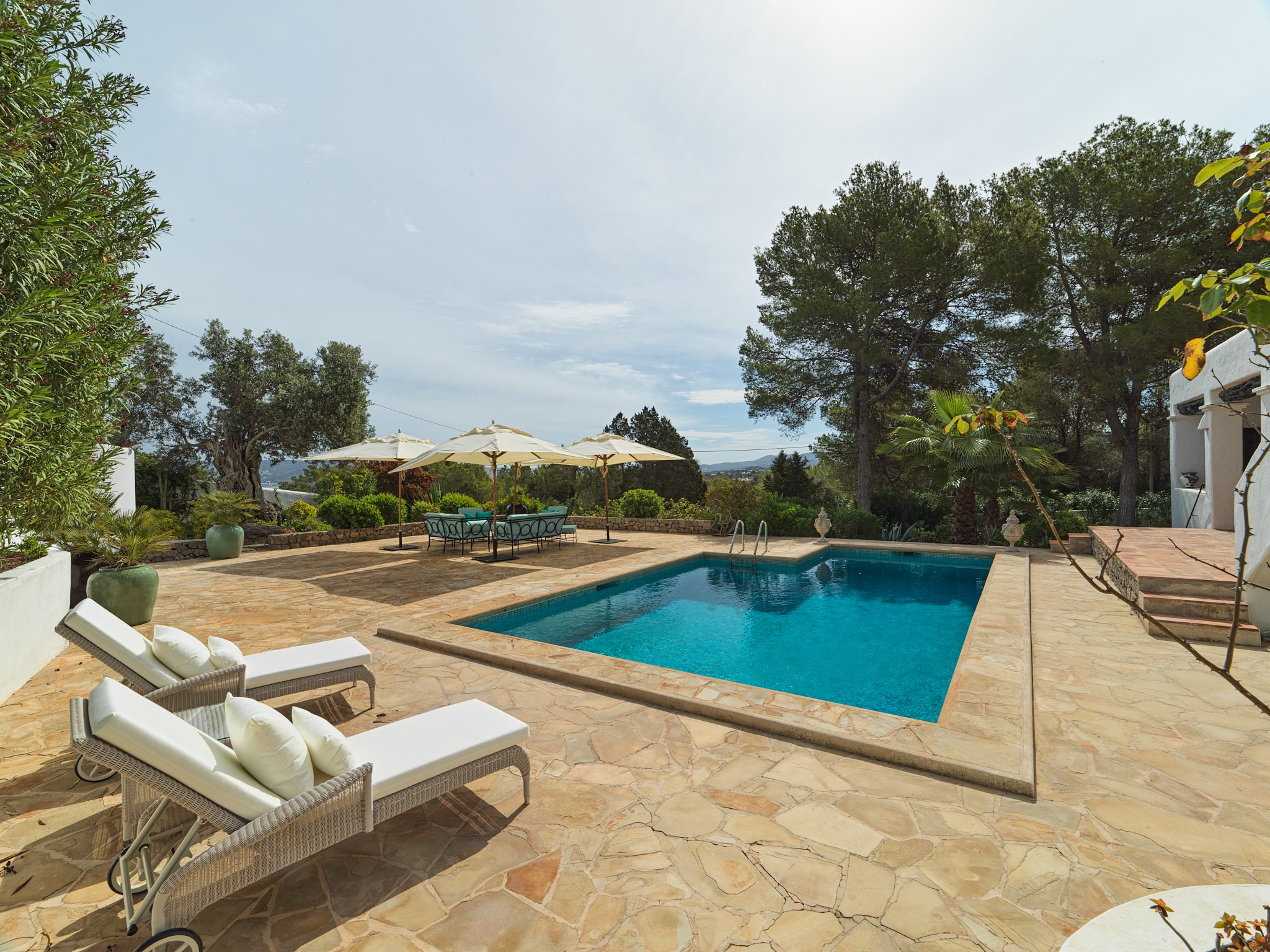 Casa de estilo finca tradicional con vistas al mar y jardín de ensueño - 15