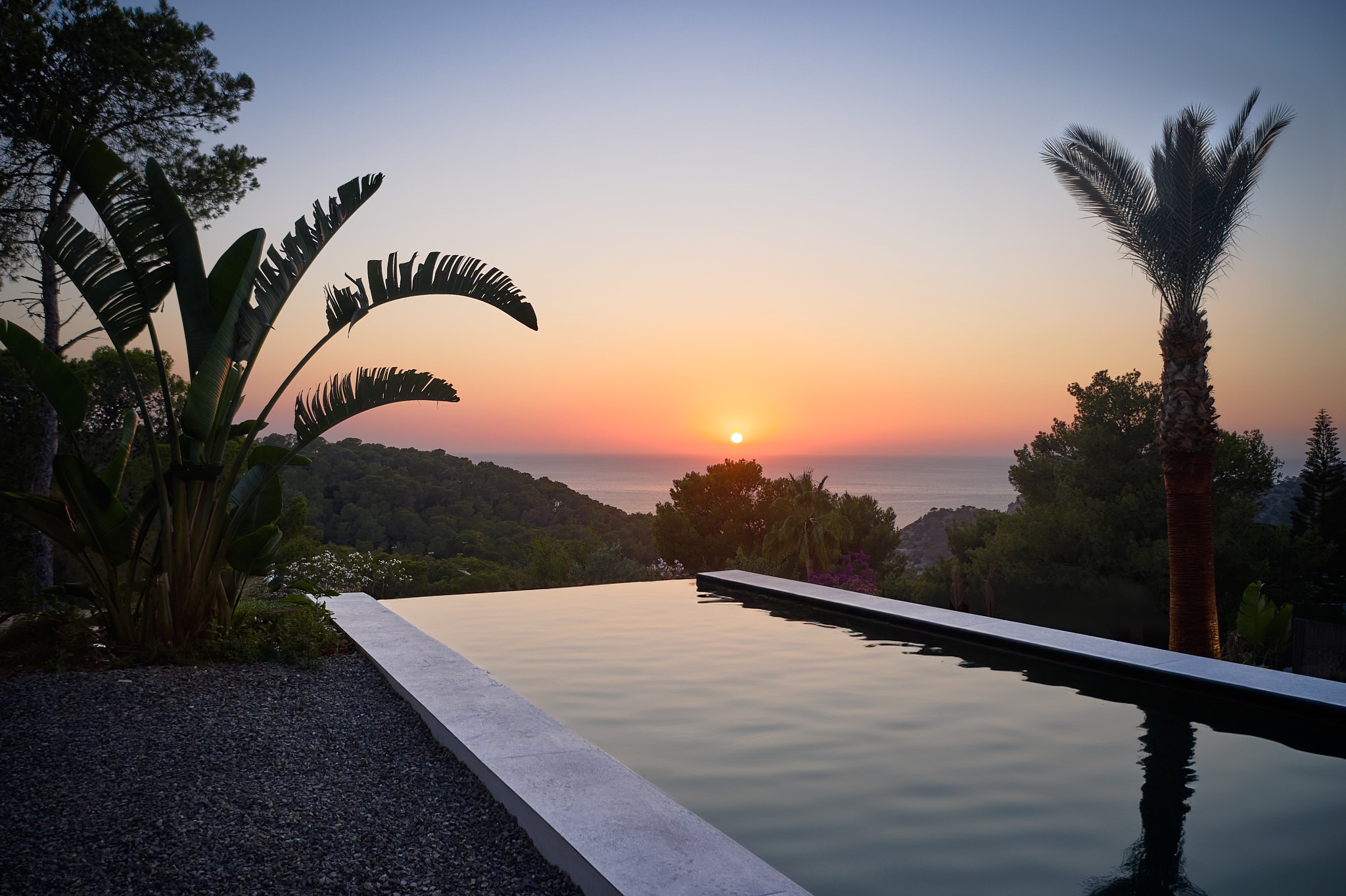 Neubauvilla mit Wasserfallpool und Sonnenuntergangsblick - 2