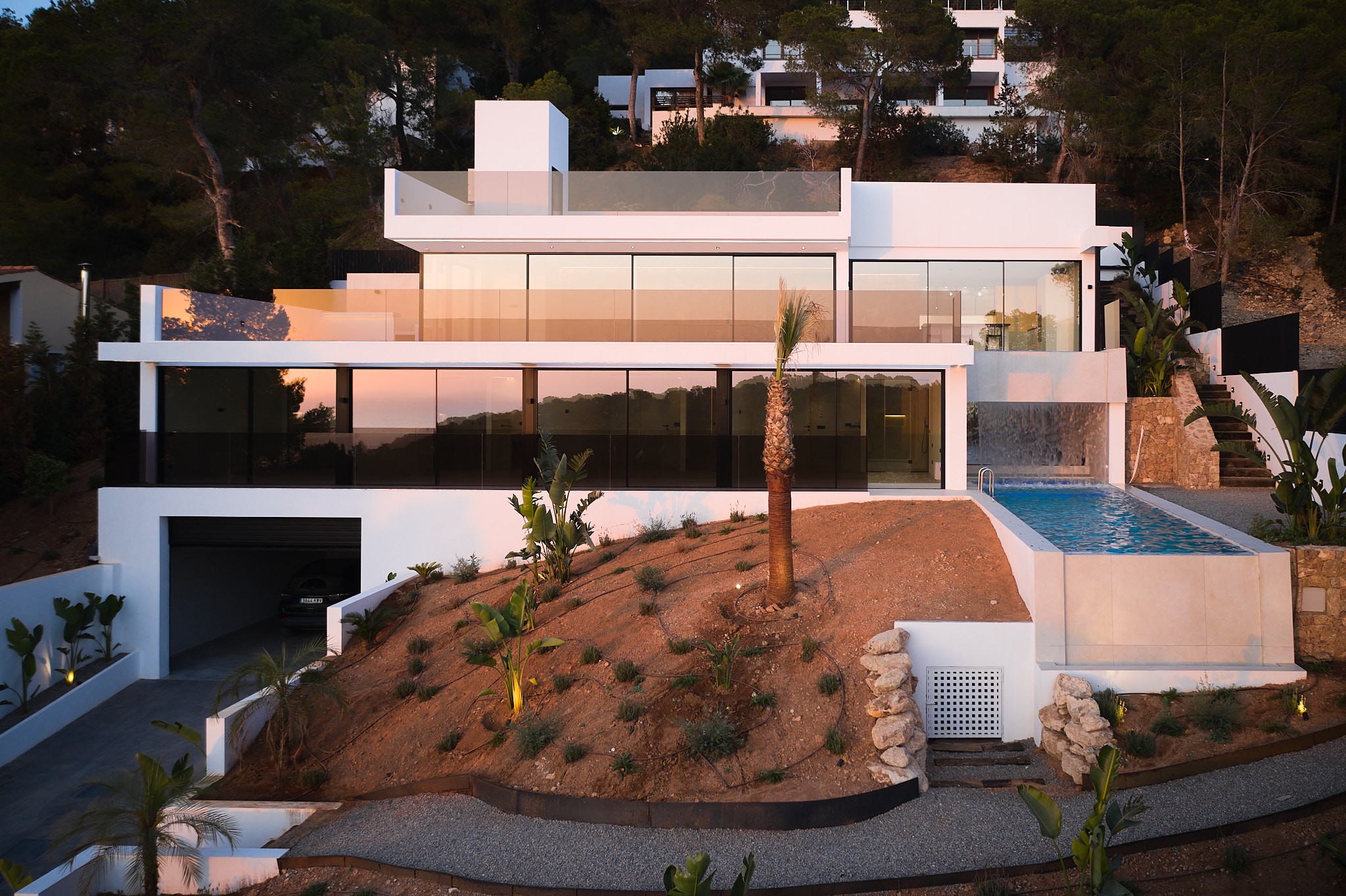 Neubauvilla mit Wasserfallpool und Sonnenuntergangsblick - 1