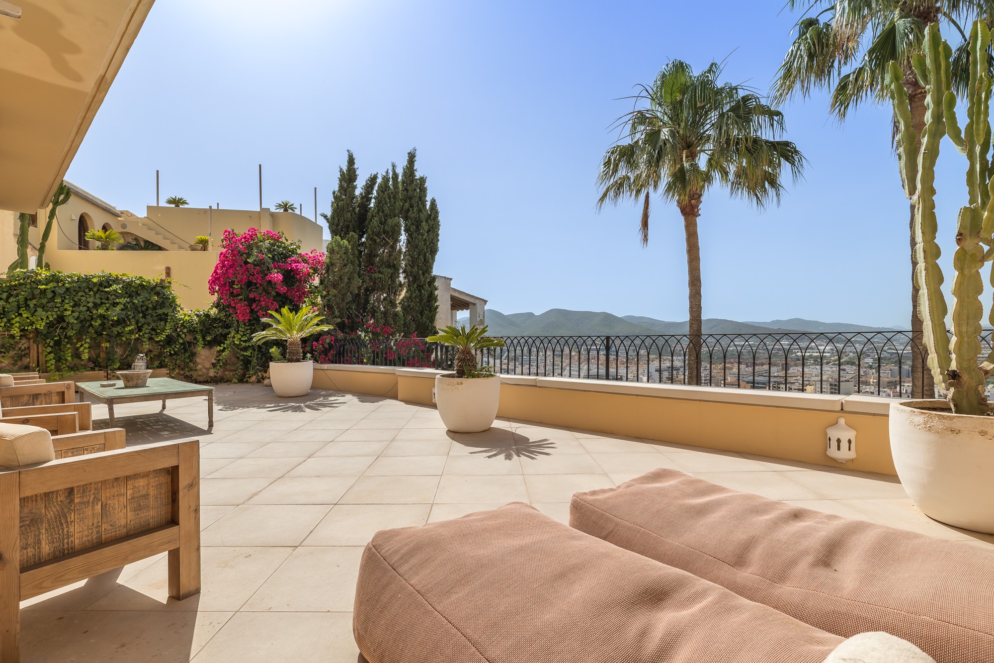 Exklusive Wohnung mit großer Terrasse in Dalt Vila - 3