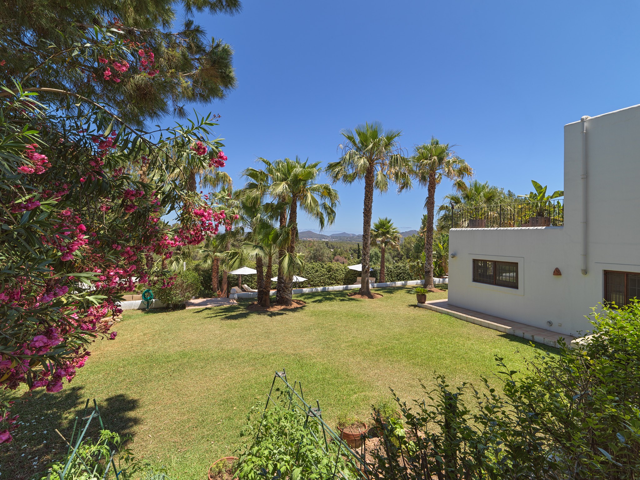 Perfectly maintained finca-style villa in central location - 10