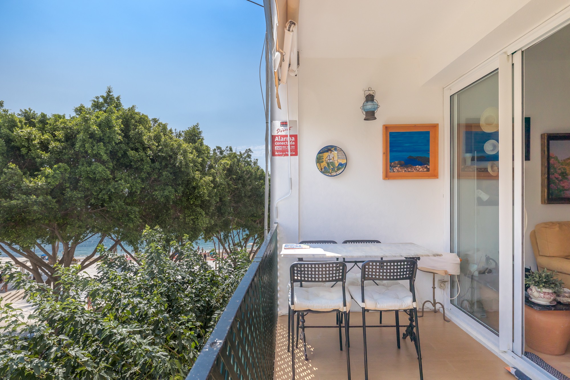 Central located apartment only metres from the beach - 1