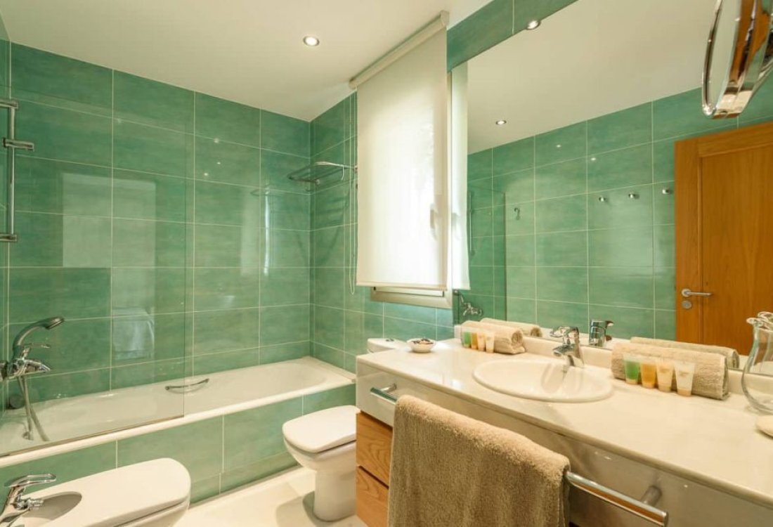 Stately mansion with large garden and rental licence - 18