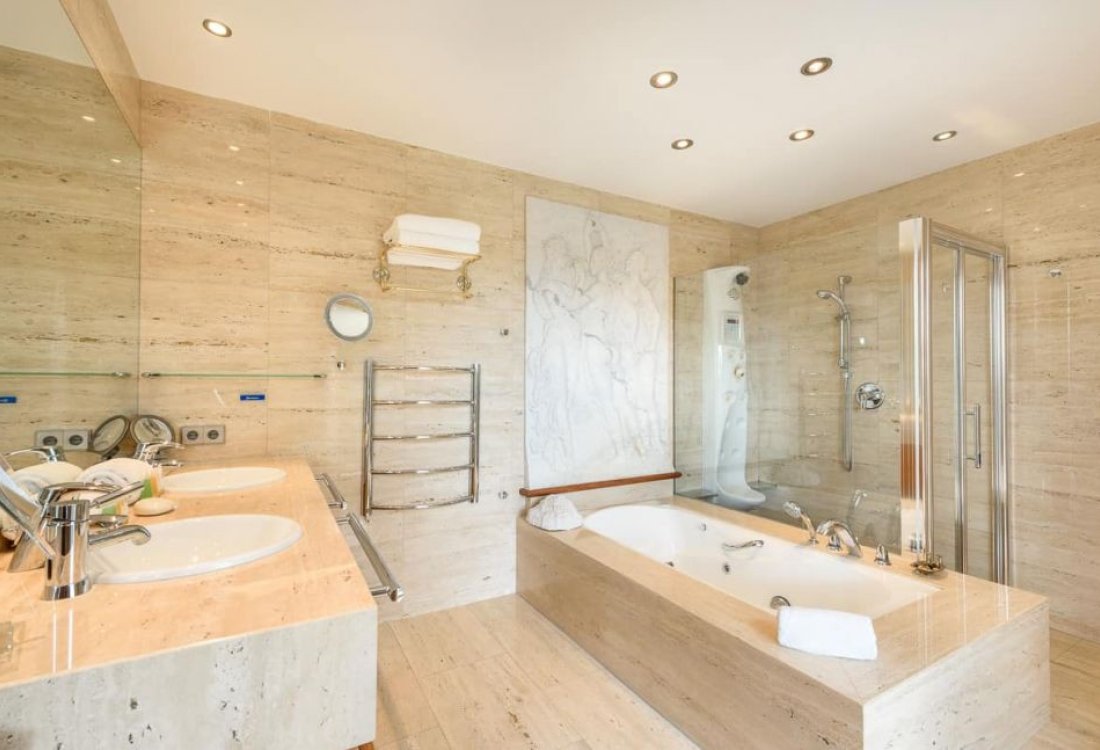 Stately mansion with large garden and rental licence - 16