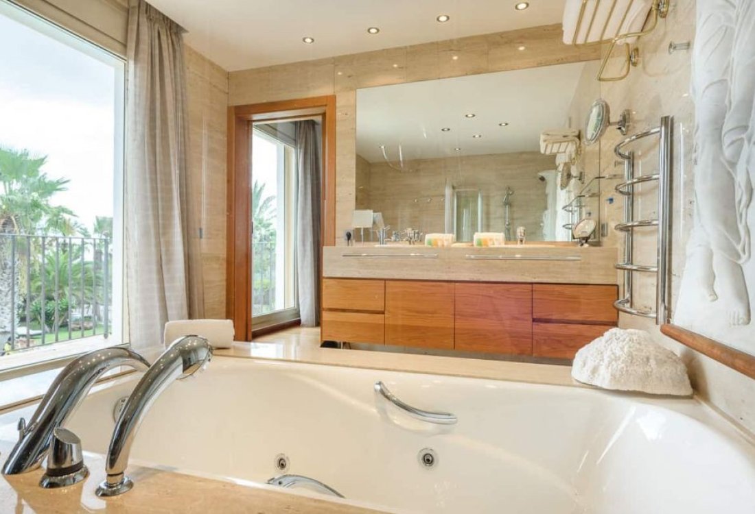 Stately mansion with large garden and rental licence - 14