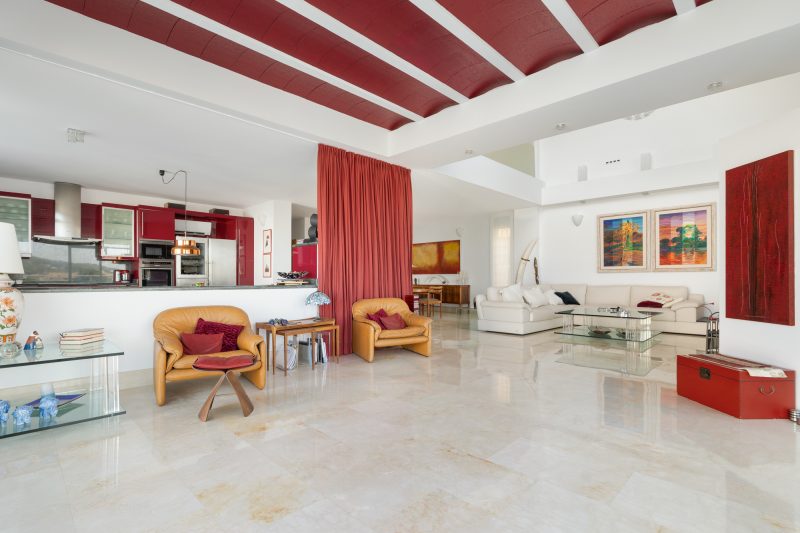 Außergewöhnliche Villa auf mehreren Ebenen mit Panoramablick über Santa Eulària und das Meer - 5