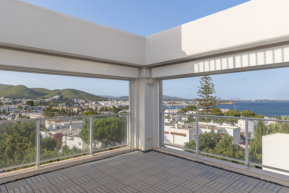 Außergewöhnliche Villa auf mehreren Ebenen mit Panoramablick über Santa Eulària und das Meer - 13