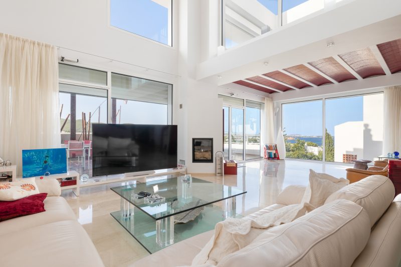 Außergewöhnliche Villa auf mehreren Ebenen mit Panoramablick über Santa Eulària und das Meer - 3