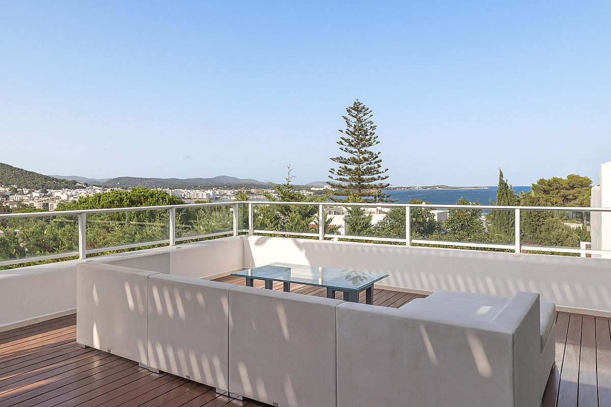 Außergewöhnliche Villa auf mehreren Ebenen mit Panoramablick über Santa Eulària und das Meer - 9