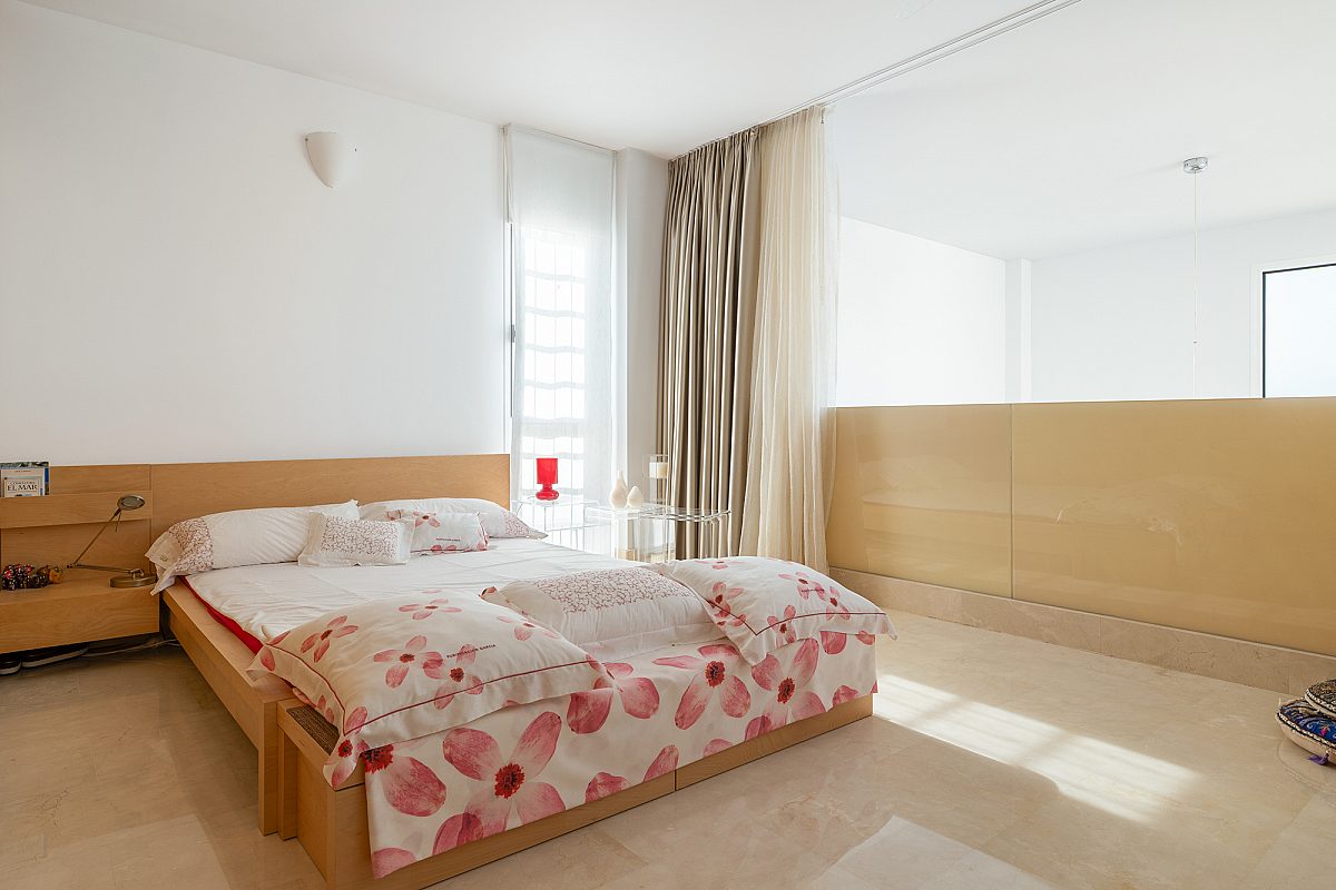 Außergewöhnliche Villa auf mehreren Ebenen mit Panoramablick über Santa Eulària und das Meer - 18