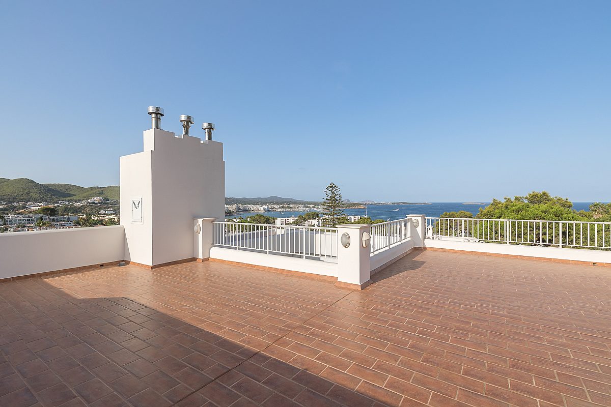 Außergewöhnliche Villa auf mehreren Ebenen mit Panoramablick über Santa Eulària und das Meer - 20