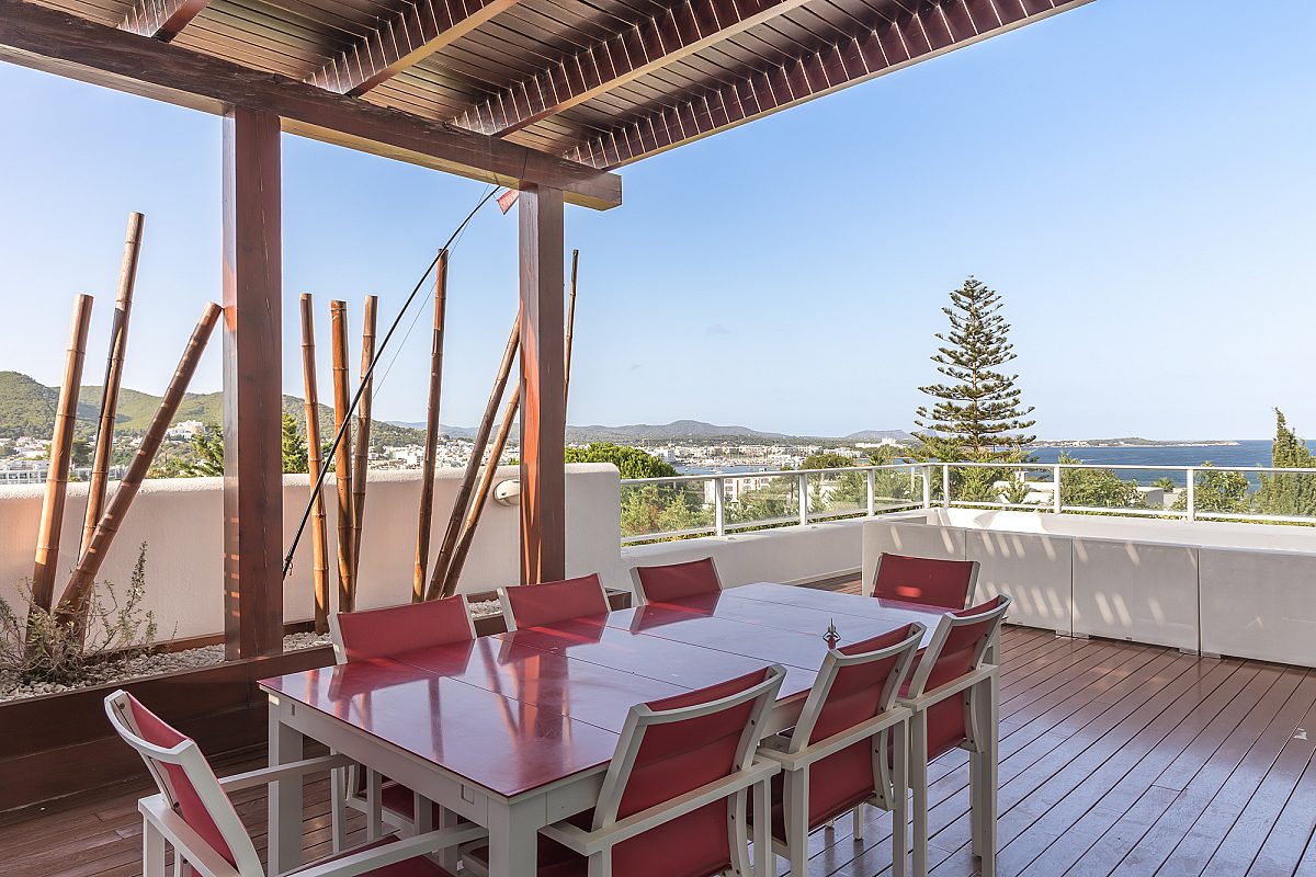 Außergewöhnliche Villa auf mehreren Ebenen mit Panoramablick über Santa Eulària und das Meer - 12