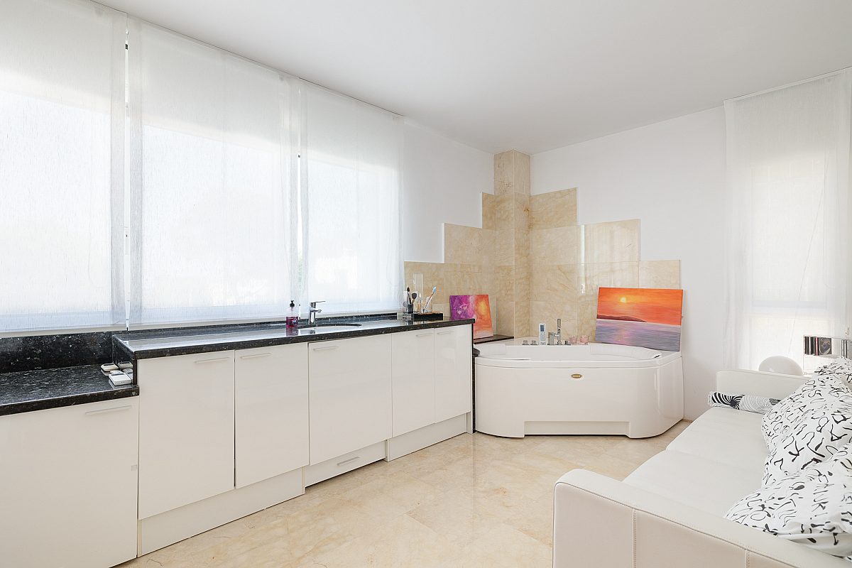 Außergewöhnliche Villa auf mehreren Ebenen mit Panoramablick über Santa Eulària und das Meer - 19