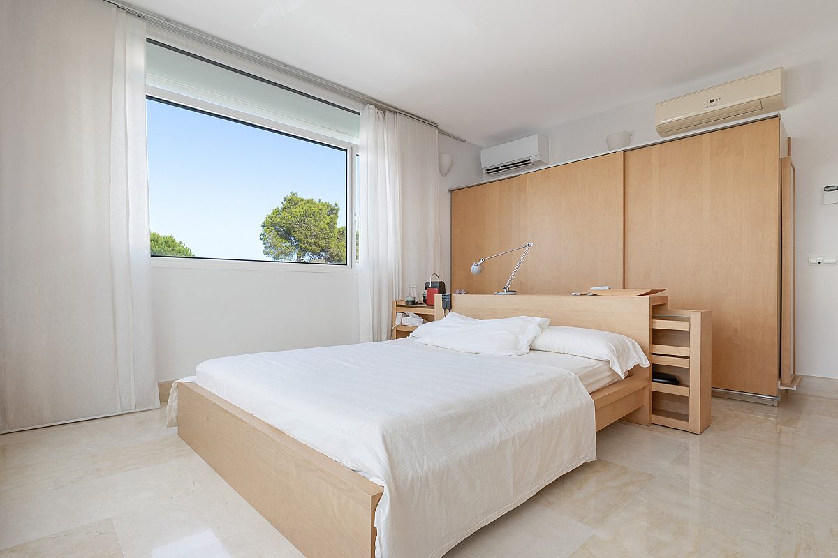 Außergewöhnliche Villa auf mehreren Ebenen mit Panoramablick über Santa Eulària und das Meer - 15