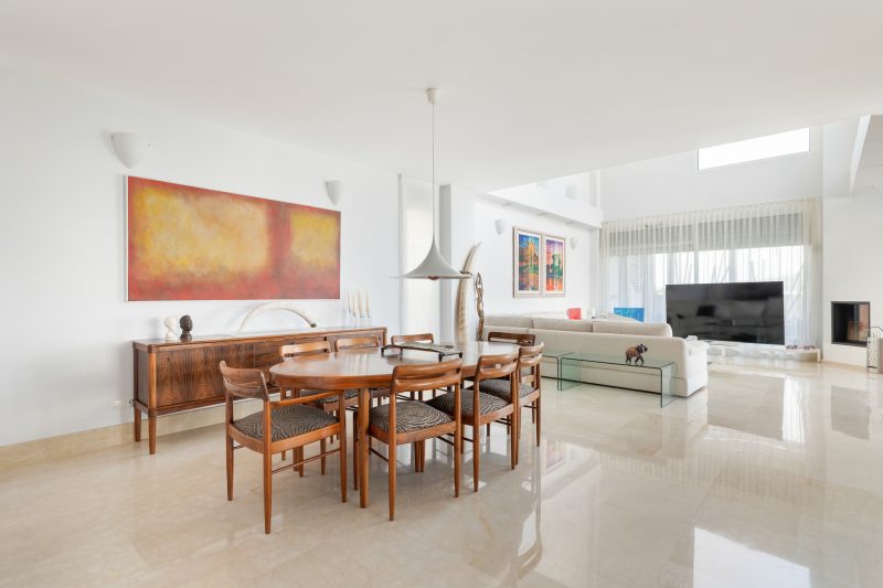 Außergewöhnliche Villa auf mehreren Ebenen mit Panoramablick über Santa Eulària und das Meer - 4