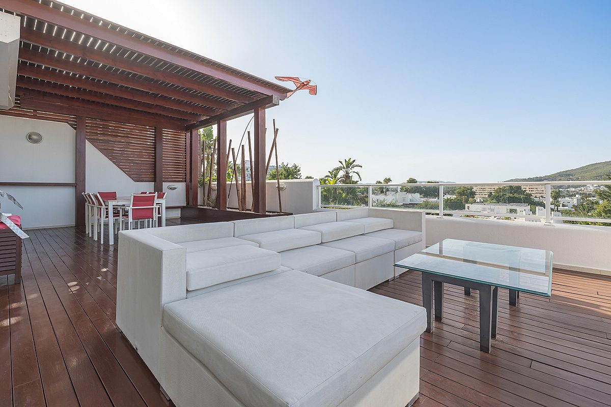 Außergewöhnliche Villa auf mehreren Ebenen mit Panoramablick über Santa Eulària und das Meer - 10