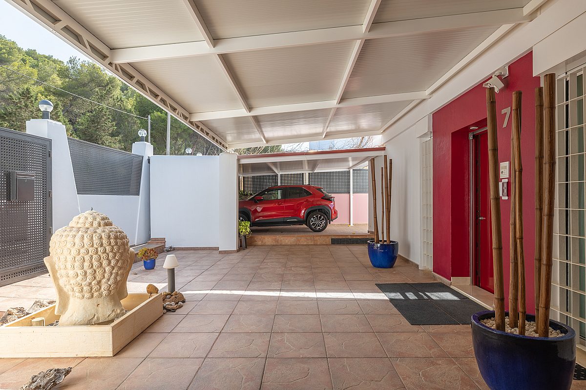 Außergewöhnliche Villa auf mehreren Ebenen mit Panoramablick über Santa Eulària und das Meer - 2