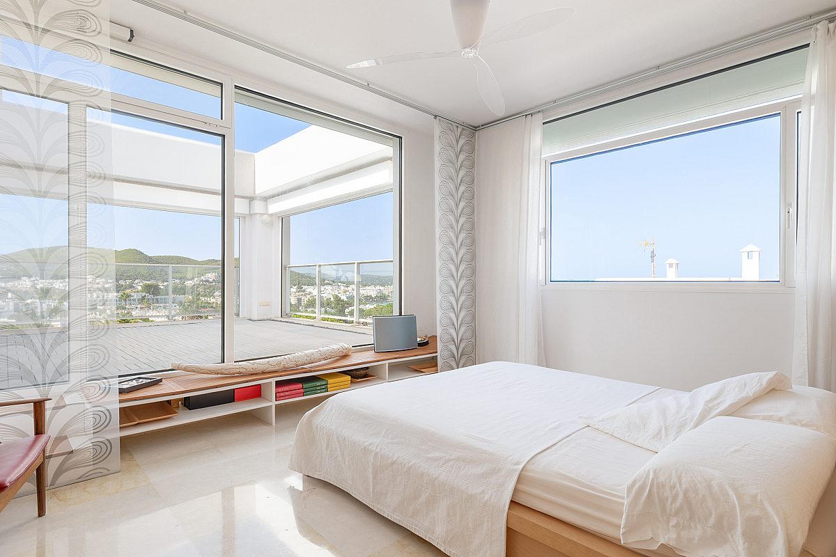 Außergewöhnliche Villa auf mehreren Ebenen mit Panoramablick über Santa Eulària und das Meer - 16