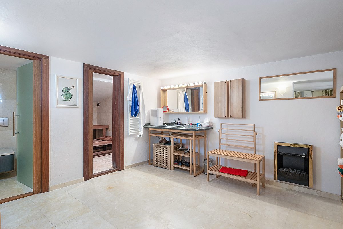 Außergewöhnliche Villa auf mehreren Ebenen mit Panoramablick über Santa Eulària und das Meer - 25