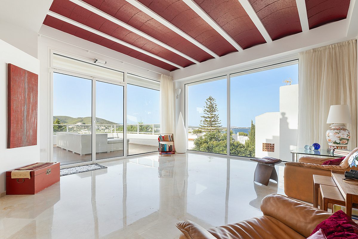 Außergewöhnliche Villa auf mehreren Ebenen mit Panoramablick über Santa Eulària und das Meer - 8