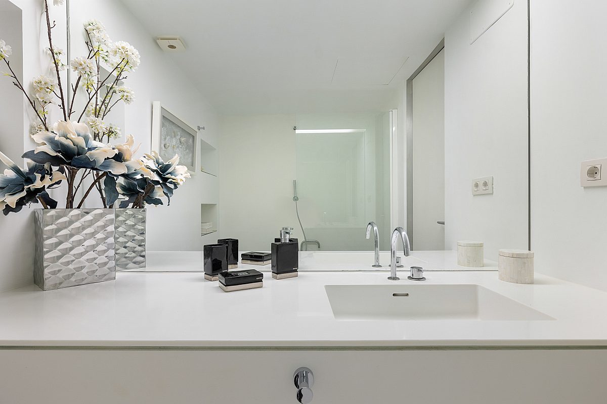 Move-in ready apartment with generous living space - 15
