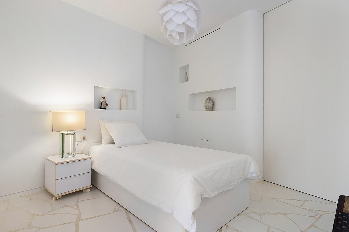 Move-in ready apartment with generous living space - 16