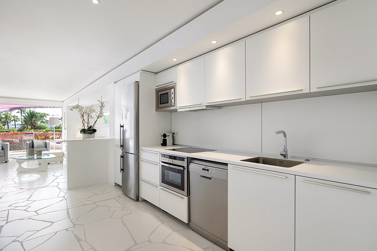 Move-in ready apartment with generous living space - 8