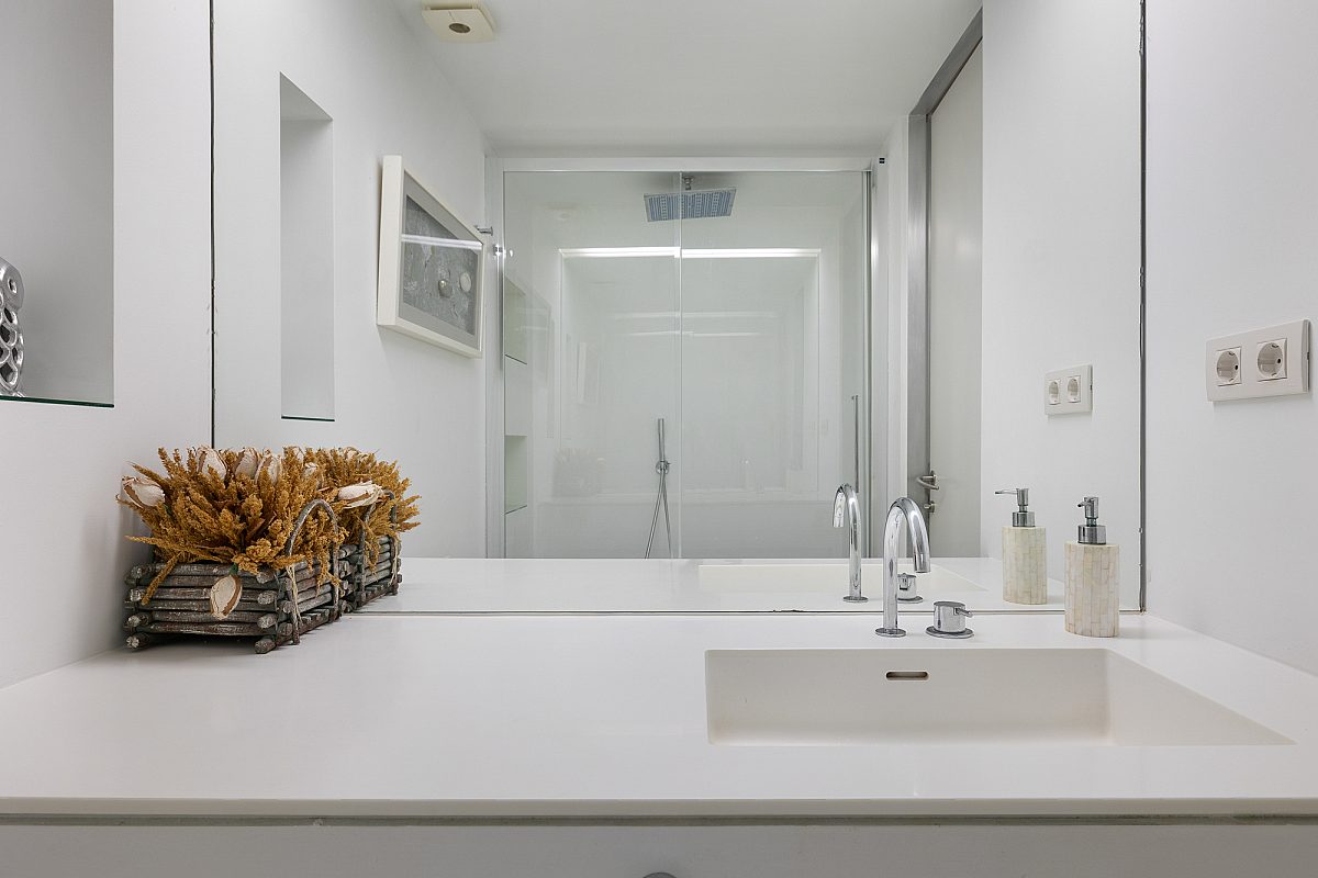 Move-in ready apartment with generous living space - 11