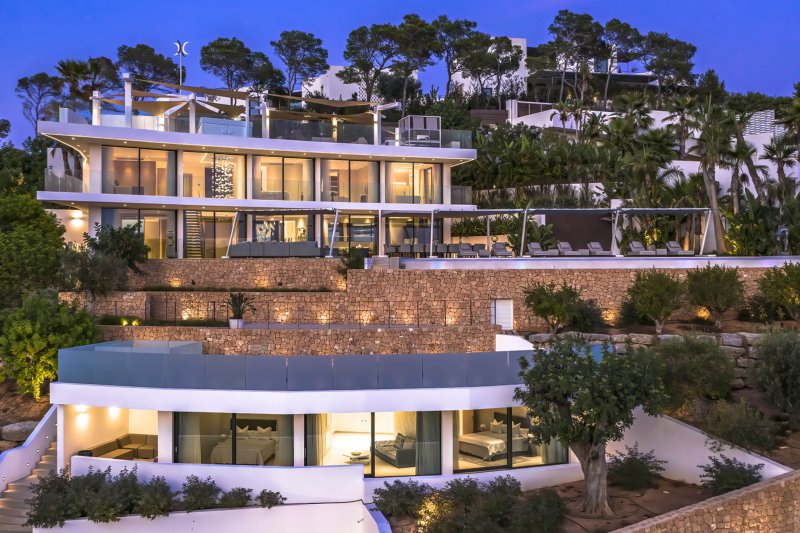 Modern luxury villa with exceptional design and panoramic views - 1