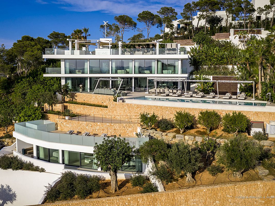 Modern luxury villa with exceptional design and panoramic views - 12