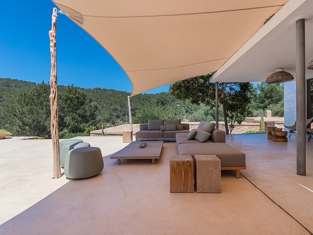 Modern meets historic in a contemporary villa - 5