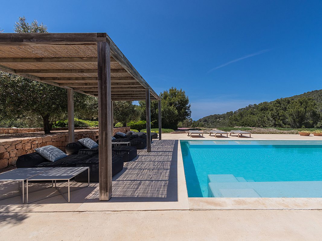 Modern meets historic in a contemporary villa - 4