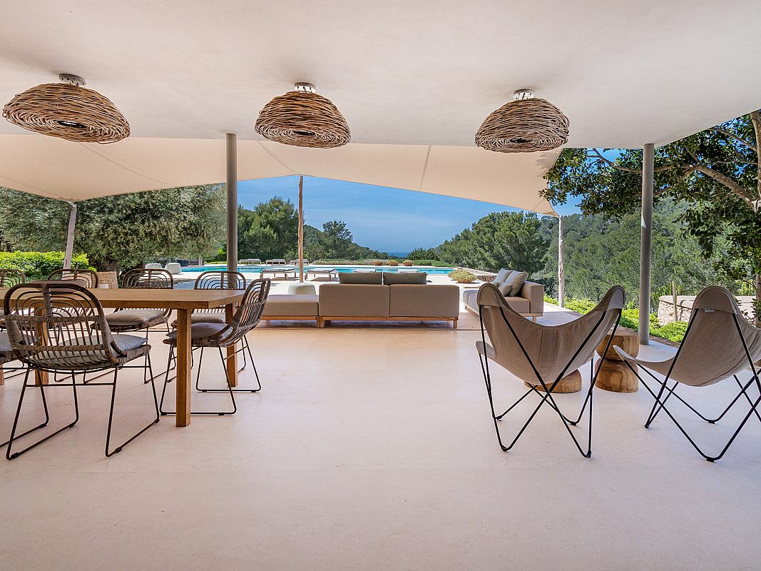 Modern meets historic in a contemporary villa - 6