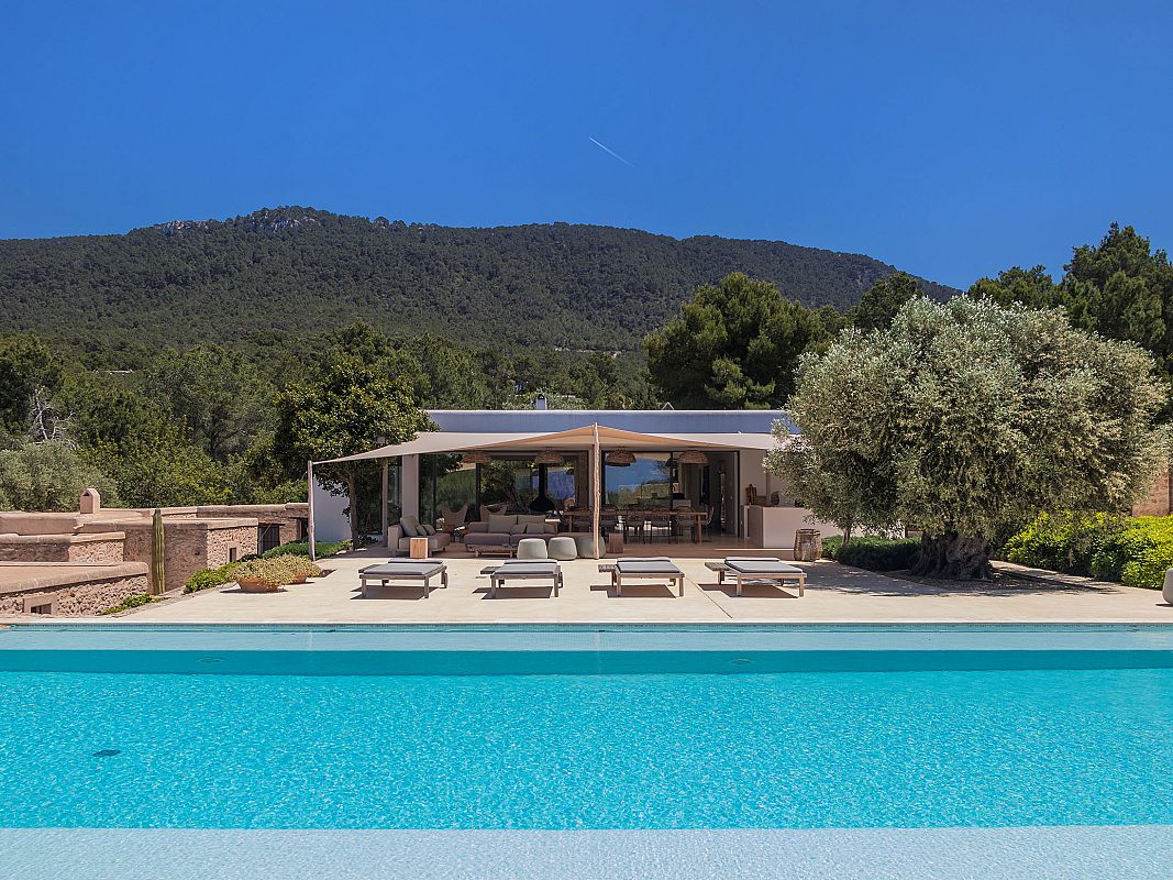 Modern meets historic in a contemporary villa - 2