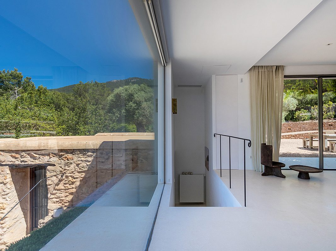 Modern meets historic in a contemporary villa - 26