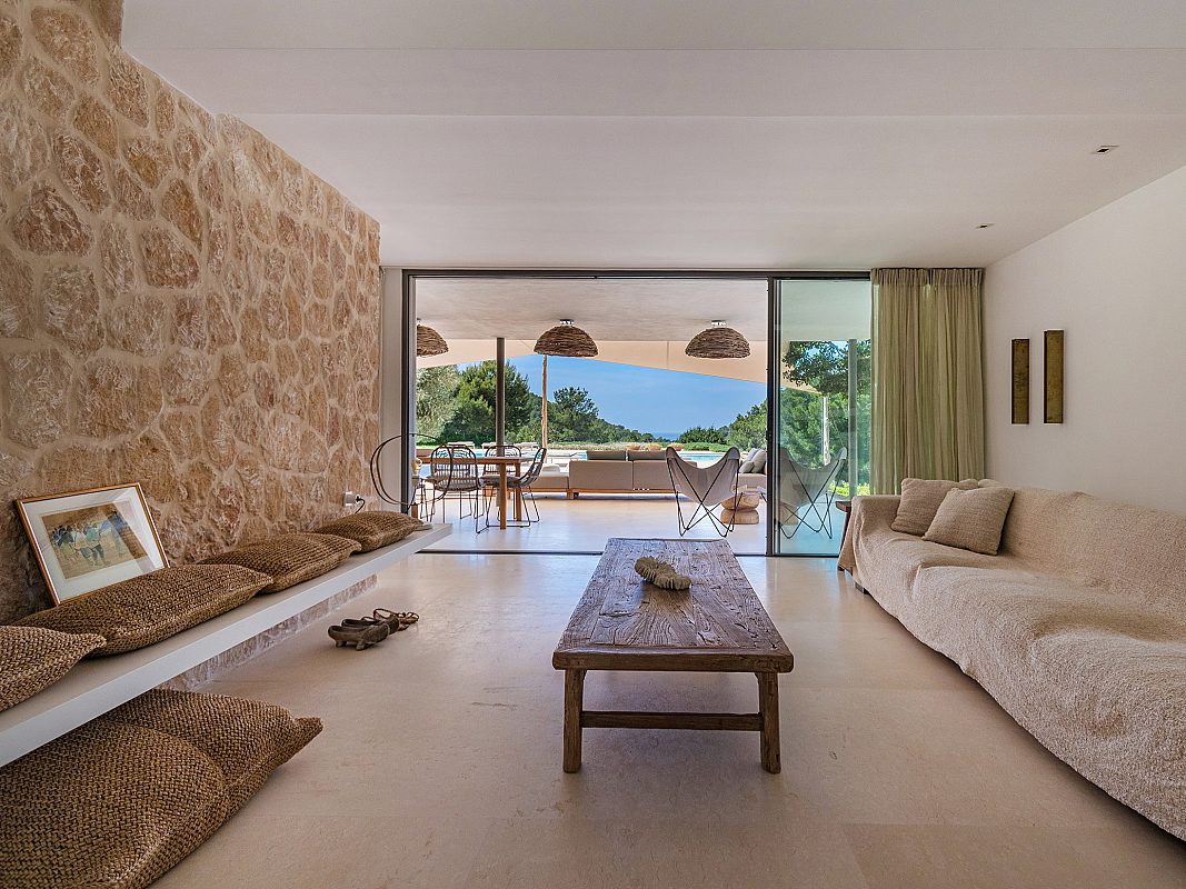 Modern meets historic in a contemporary villa - 3