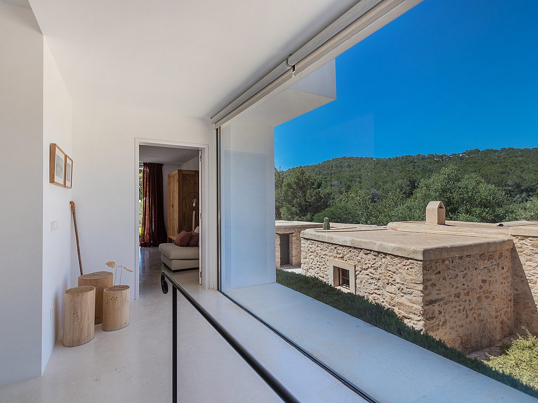 Modern meets historic in a contemporary villa - 25