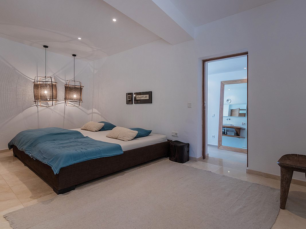Modern meets historic in a contemporary villa - 18