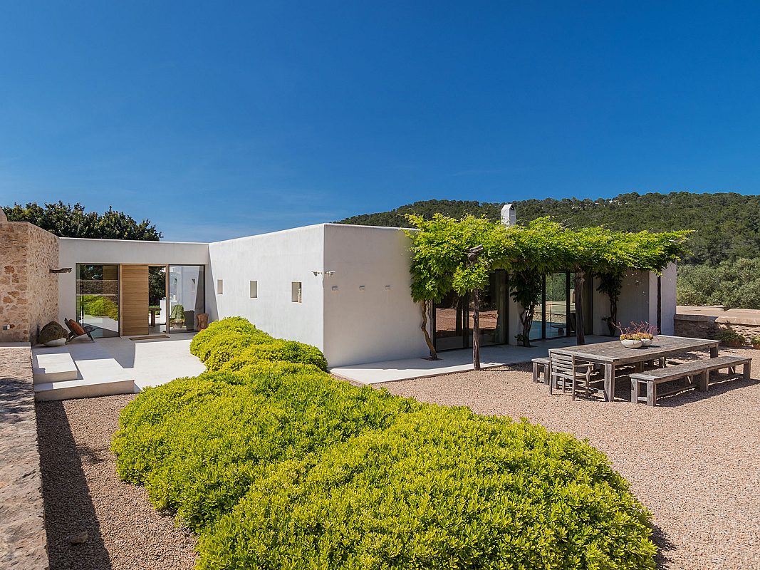Modern meets historic in a contemporary villa - 32