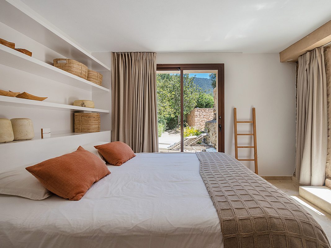 Modern meets historic in a contemporary villa - 11