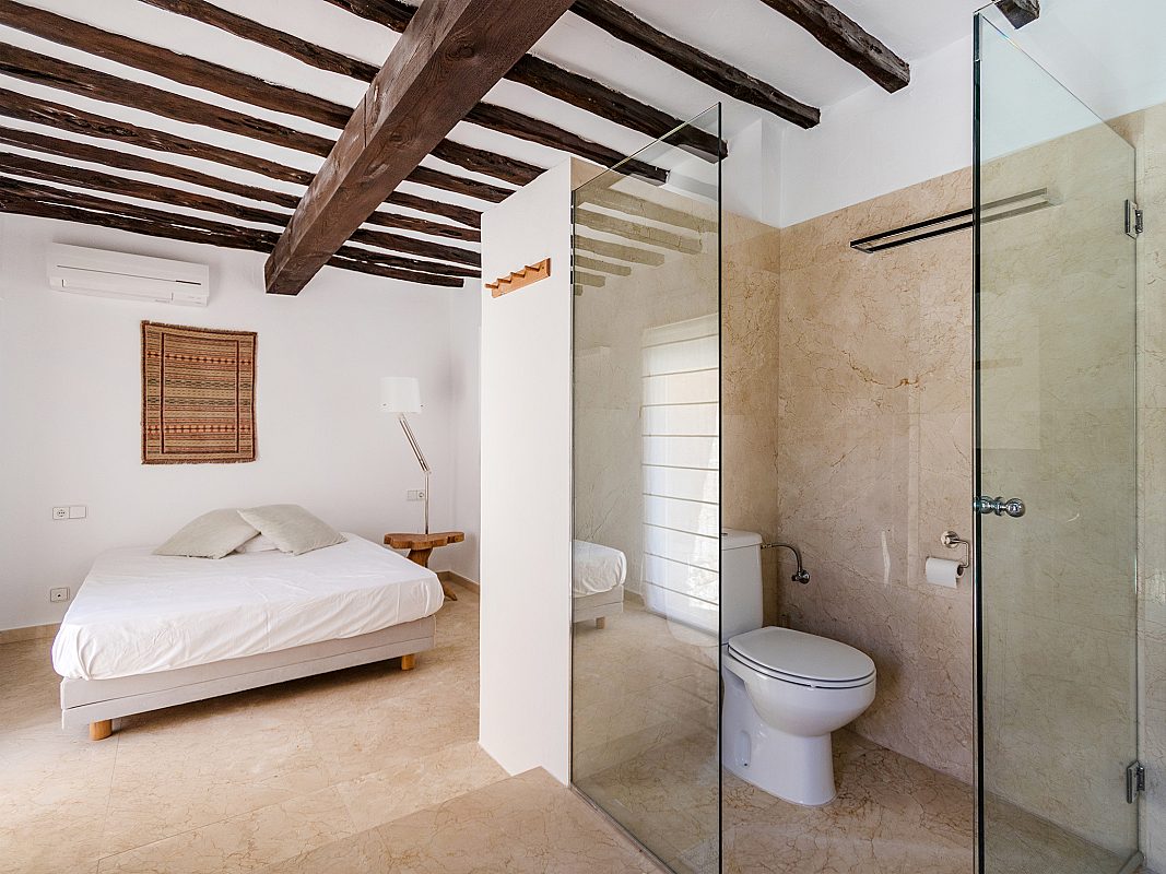 Modern meets historic in a contemporary villa - 17
