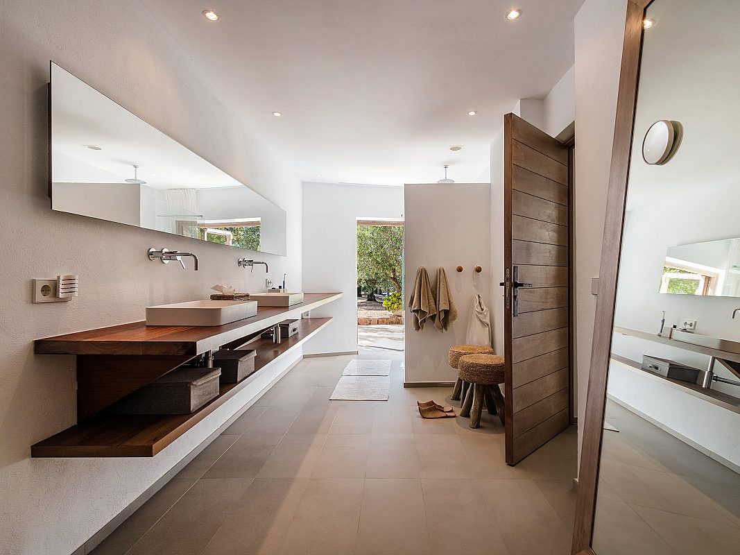 Modern meets historic in a contemporary villa - 19